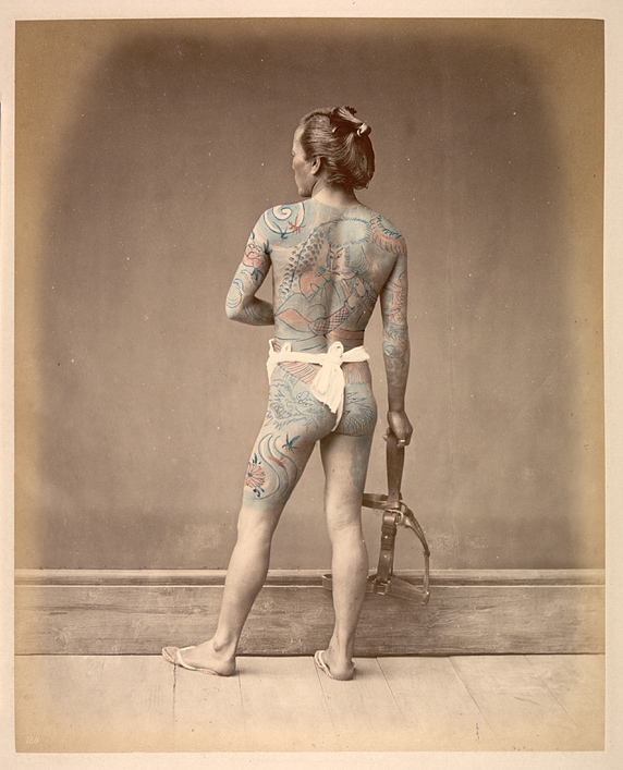 Raimund Stillfried-Ratenicz (Baron von), Tattoed Horse keeper, hand-colored albumen print, 1877-80. © MNAAG.